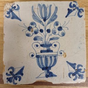 Antieke Delfts blauwe tegel - bloemdecor