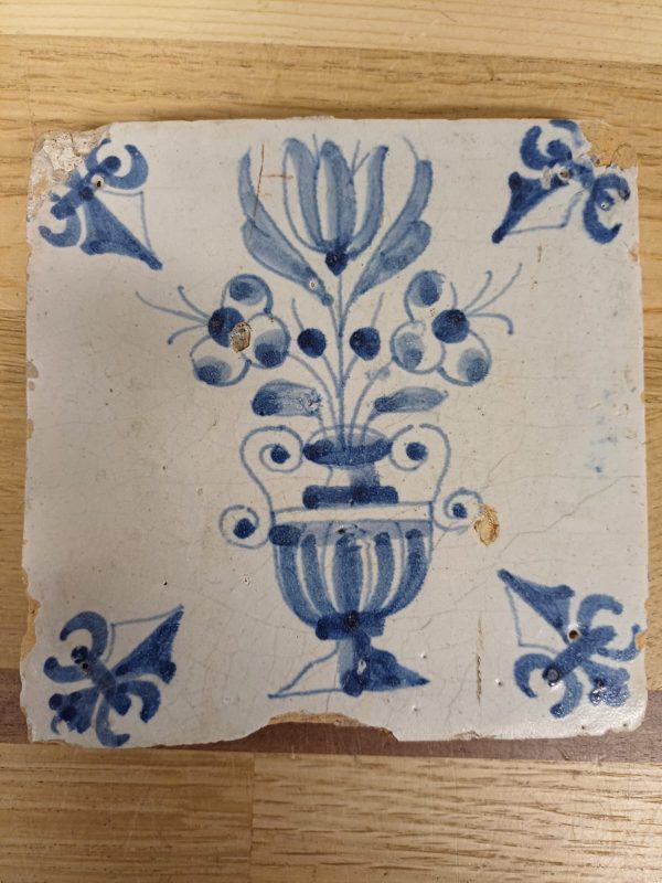Antieke Delfts blauwe tegel - bloemdecor