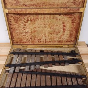 Antieke verguld gietijzeren xylofoon