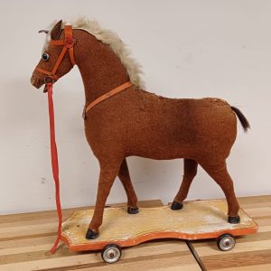 Antiek trekpaard op wielen