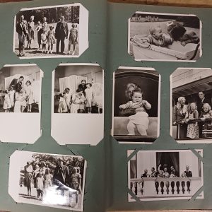 Album voorzien van 71 kaarten koninklijk huis