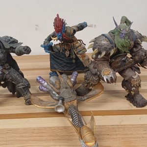 4 World of Warcraft figuren met accessoires