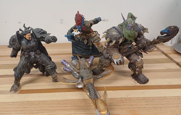 4 World of Warcraft figuren met accessoires