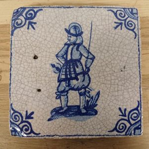 Antieke Delfts Blauwe tegel - man met zwaard