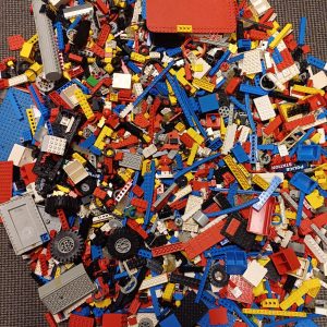 2 bewaardozen voorzien van ca. 6 kilo vintage lego