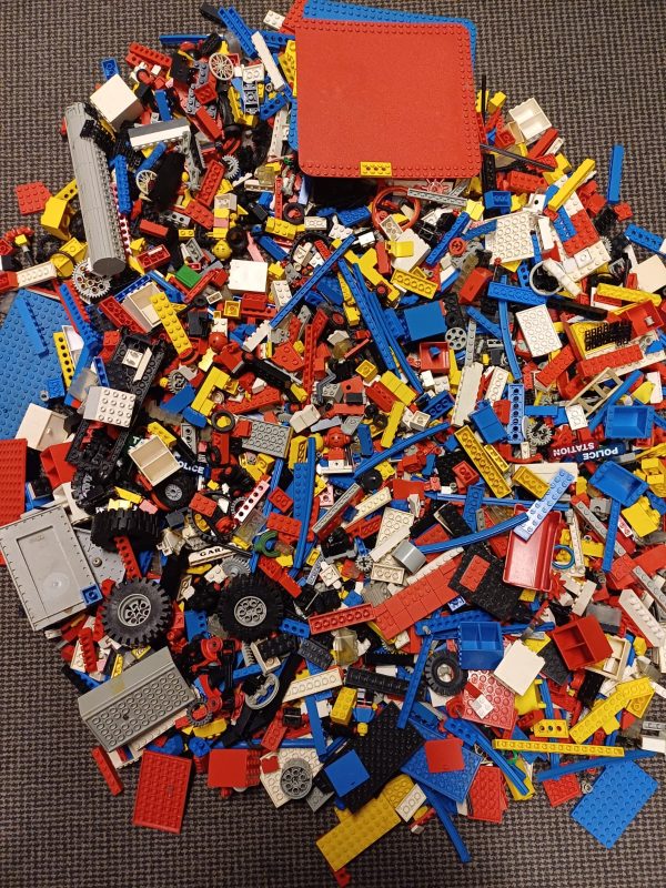 2 bewaardozen voorzien van ca. 6 kilo vintage lego