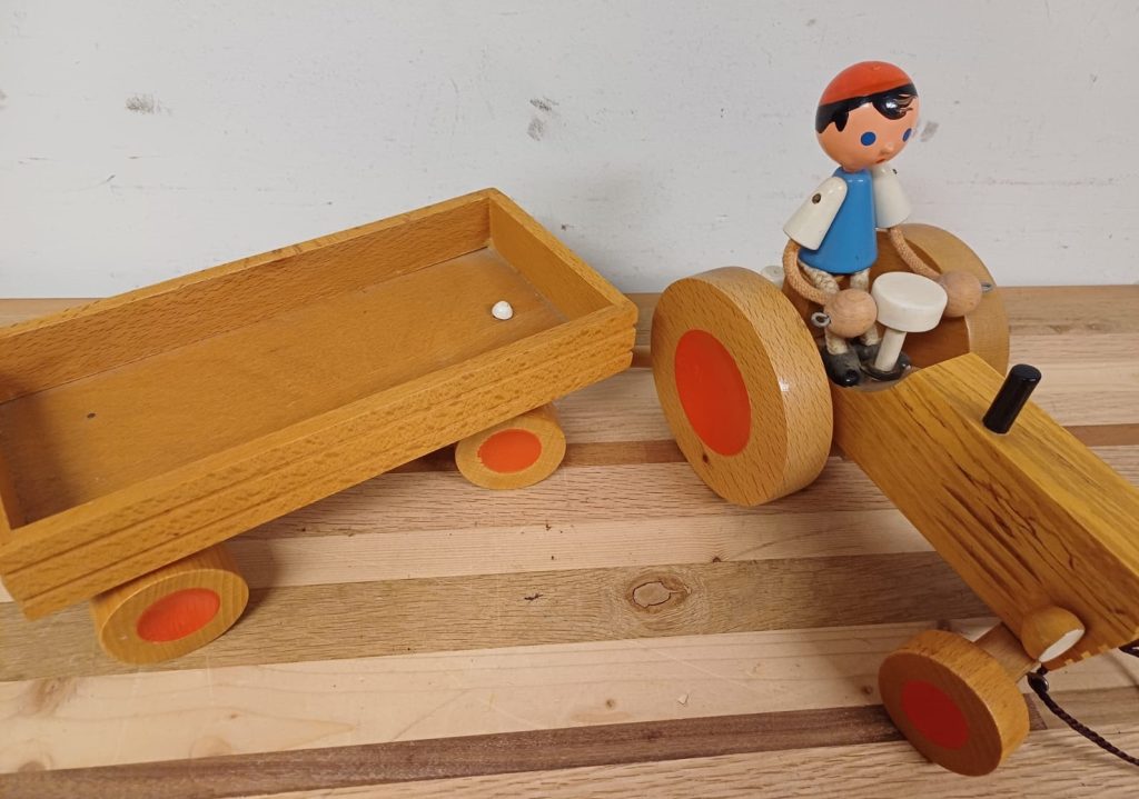 Vintage handgemaakte houten tractor en aanhangwagen
