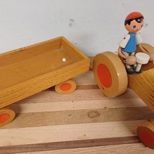 Vintage handgemaakte houten tractor en aanhangwagen