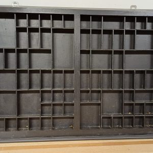 Zwarte letterbak met schuifsysteem