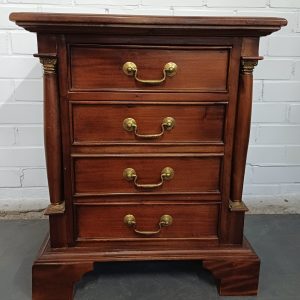 Houten kastje / nachtkastje