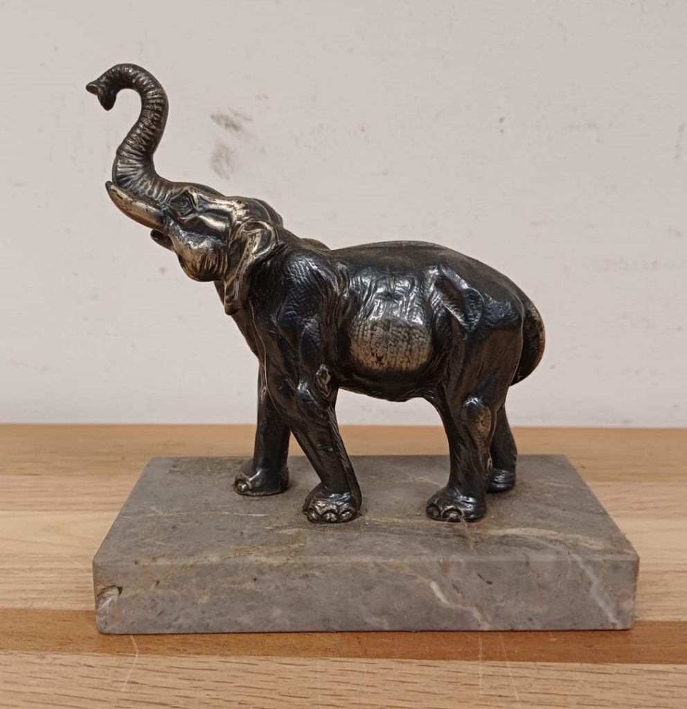 Brons olifant op marmeren voet