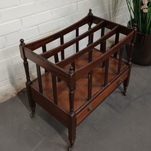 Houten tijdschriftenrek / krantenstandaard