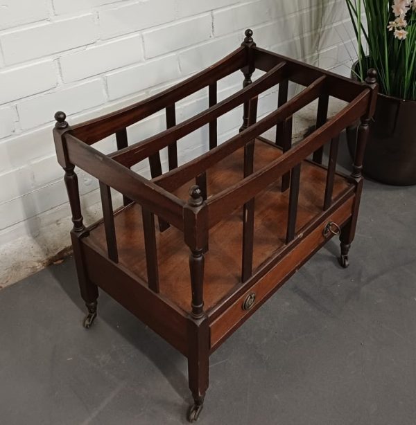 Houten tijdschriftenrek / krantenstandaard