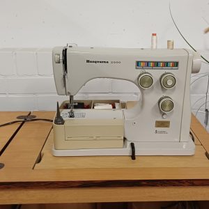 Naaimachine Husqvarna 2000 / model 6020 in kast