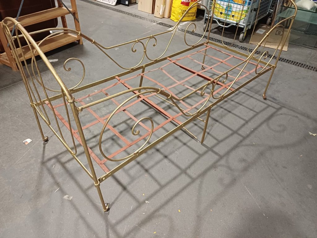 Antieke ijzeren bed op wieltjes