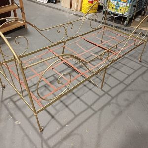 Antieke ijzeren bed op wieltjes