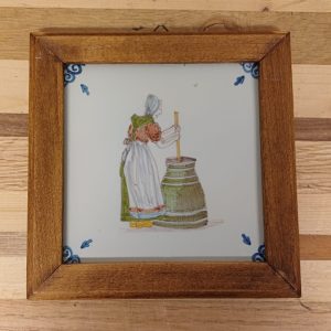 Tichelaars tegel - met poetsvrouw