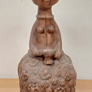 Beeld / meisjesbeeld van vrouw met kandelaar