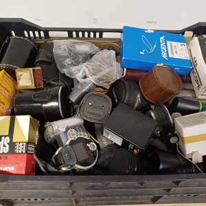 Krat voorzien van foto apparatuur