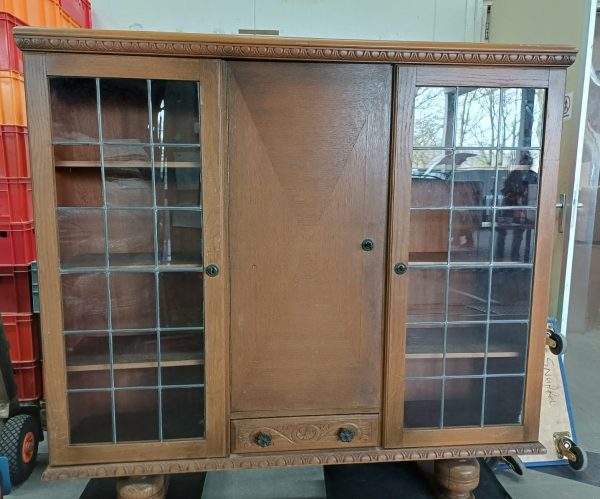 Vintage kast voorzien van raampjes