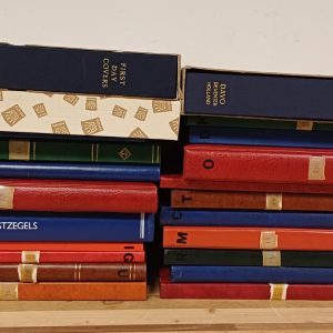 Krat voorzien van postzegel albums