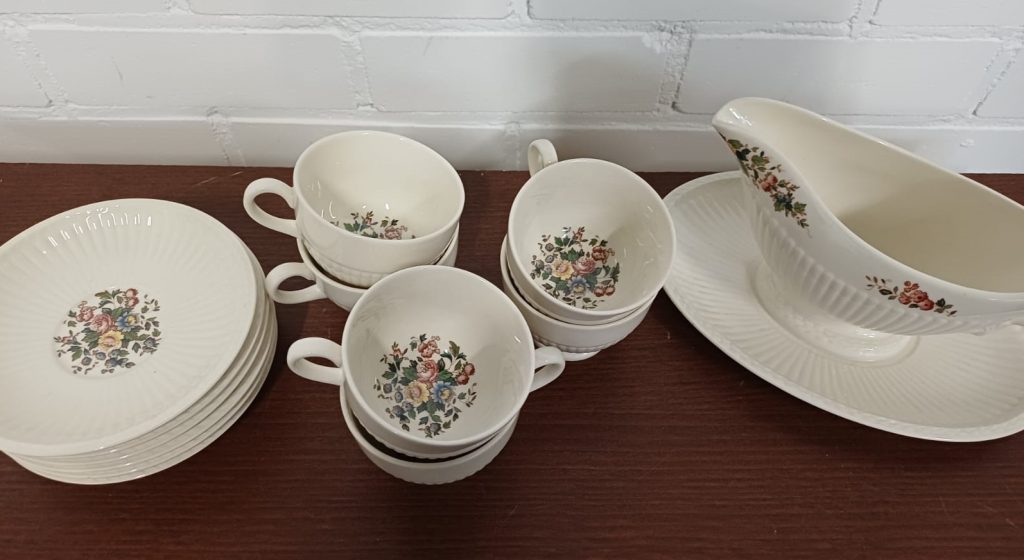 6 Wedgwood Conway kop en schotel en sauskom