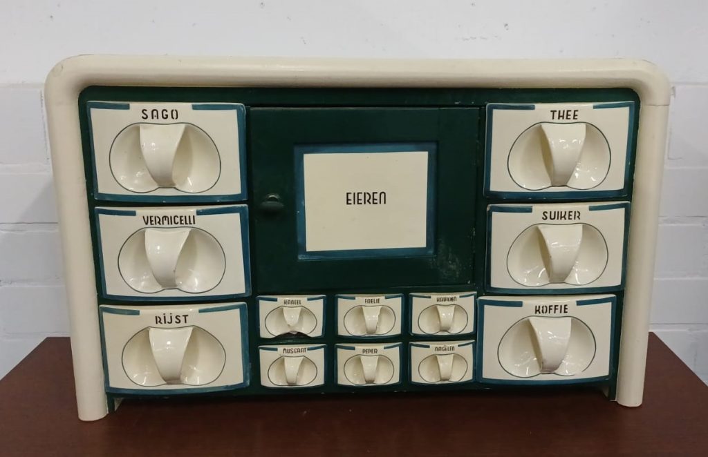 Antiek / vintage kruidenkast met keramische laatjes