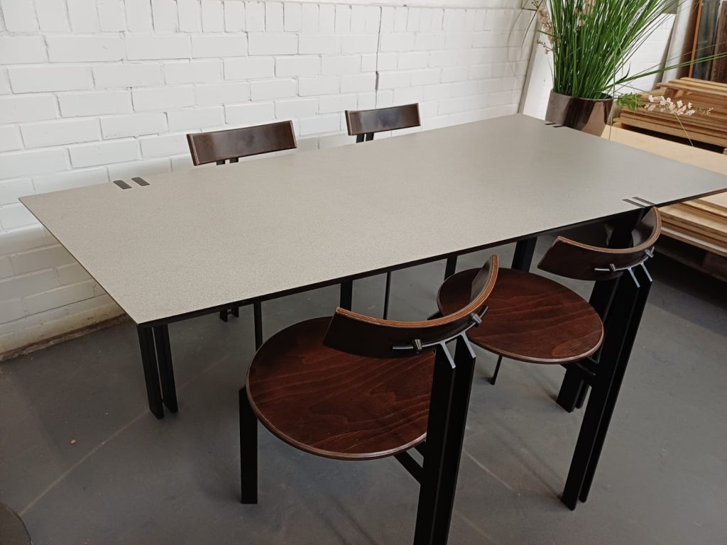 Harvink Zeta tafel voorzien van 4 Harvink stoelen