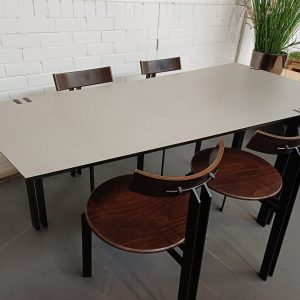 Harvink Zeta tafel voorzien van 4 Harvink stoelen