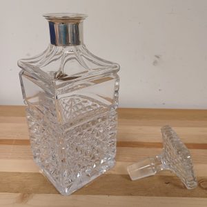 Kristallen whiskey karaf met zilveren schenkrand