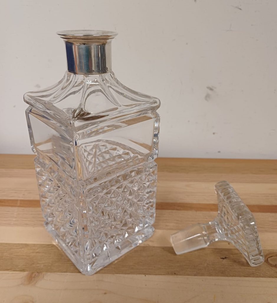 Kristallen whiskey karaf met zilveren schenkrand