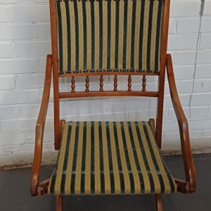 Antieke houten klapstoel met retro bekleding