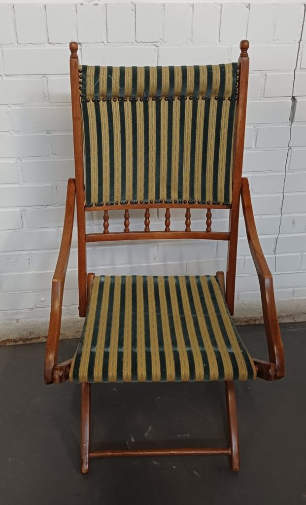 Antieke houten klapstoel met retro bekleding