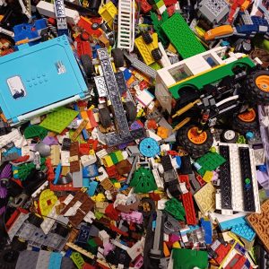 Bewaardoos voorzien van ca 6 kilo lego