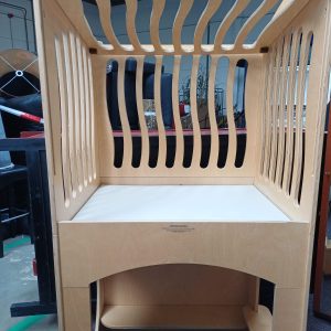 Hoge box met kantelhek en spijlen