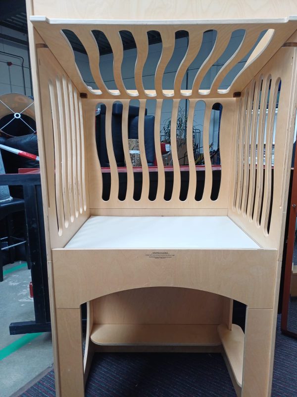 Hoge box met kantelhek en spijlen