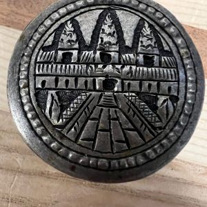 Antiek pillendoosje Cambodja met tempelreliëf, 4 cm