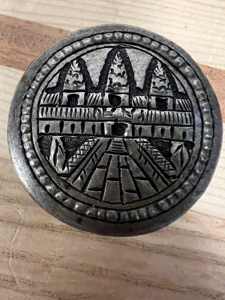 Antiek pillendoosje Cambodja met tempelreliëf, 4 cm