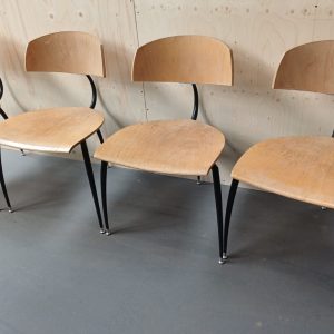 4 stoelen met drie poten in mid-century design