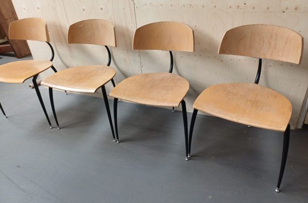 4 stoelen met drie poten in mid-century design