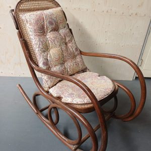 Schommelstoel voorzien van webbing - Thonet stijl
