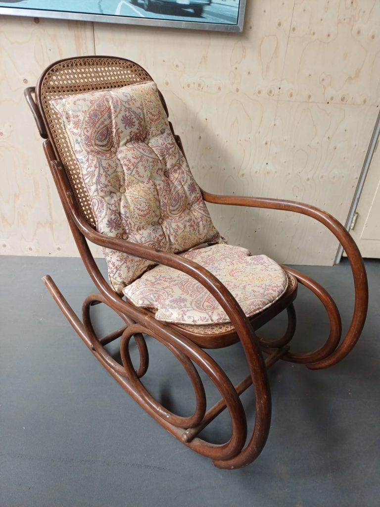 Schommelstoel voorzien van webbing - Thonet stijl