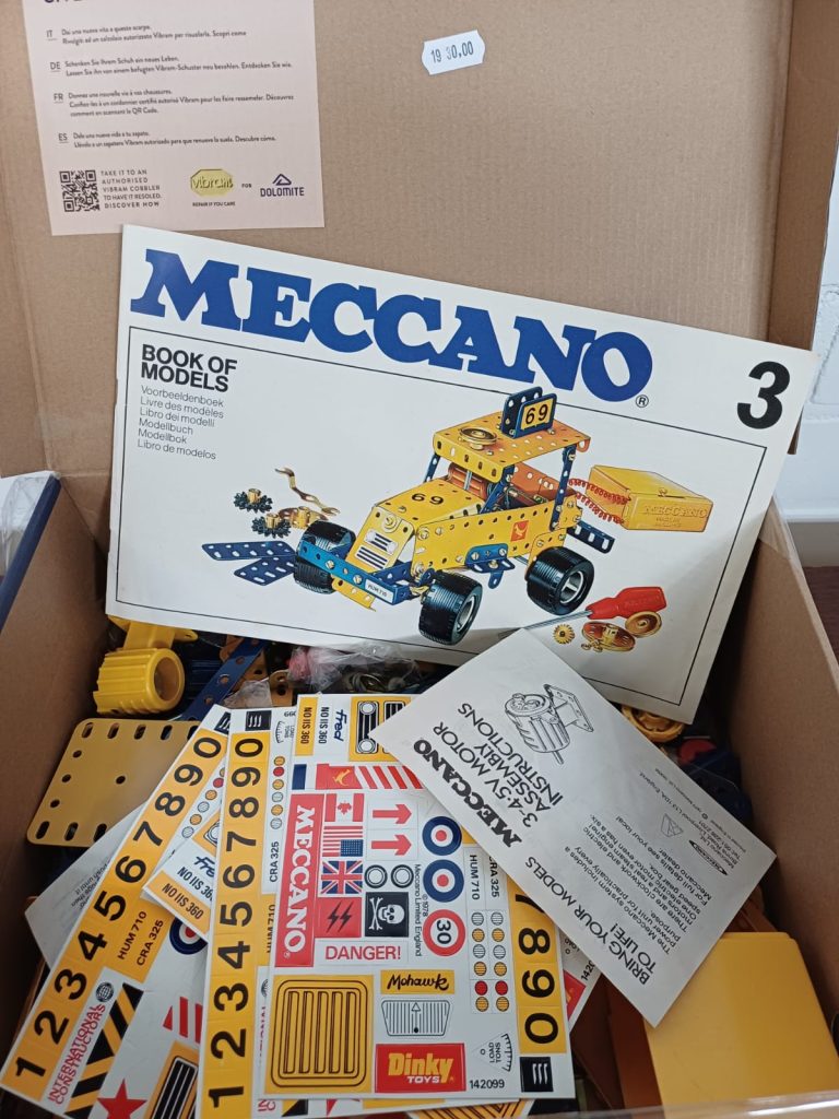 Doos voorzien van Meccano