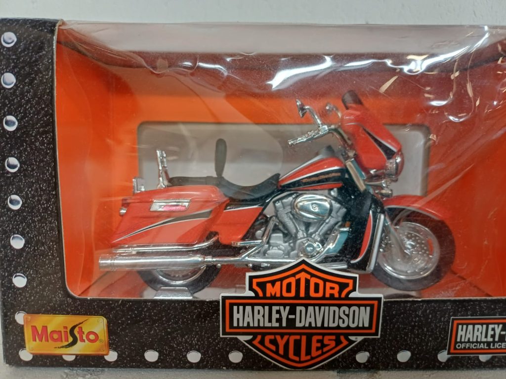 Harley Davidson 1:18 2004 FLHTCSE CVO - Maisto