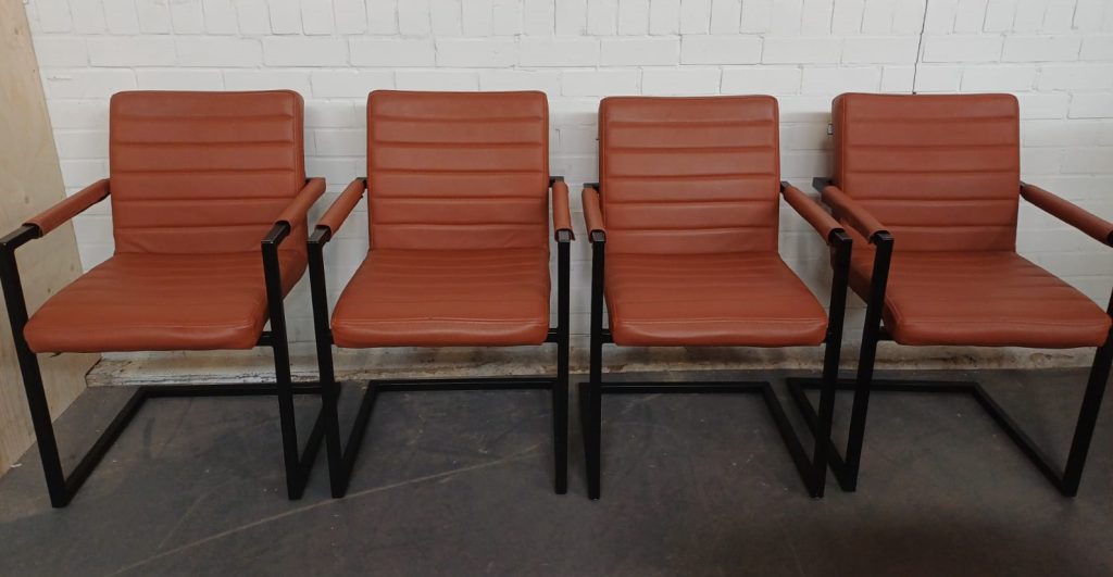 Feel Furniture – 4 Eetkamerstoelen – Echt leer – Lichtbruin