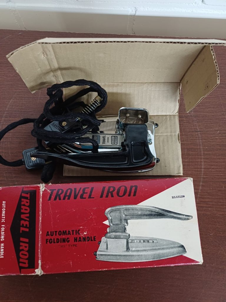 Vintage Cherry Folding - Travel Iron - strijkijzer