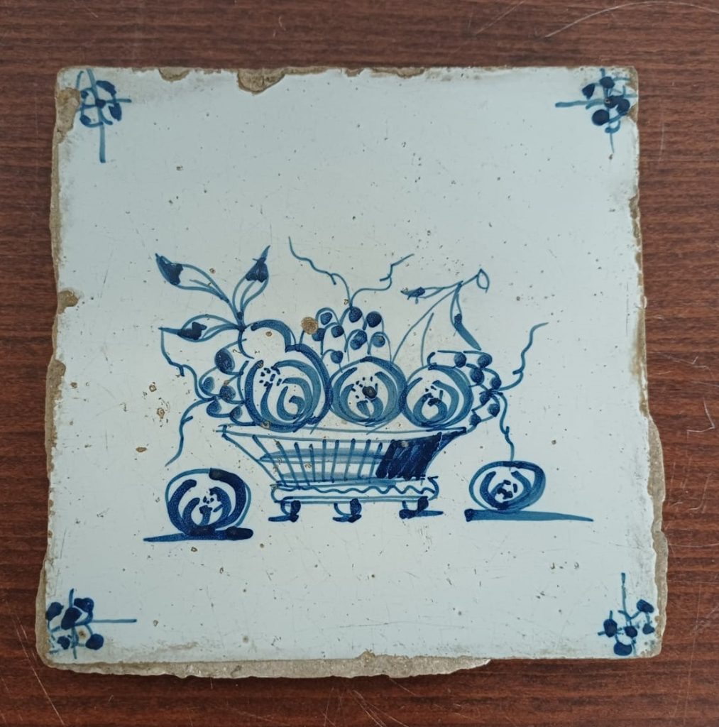 Vintage tegel met fruittest / fruitmand - Delfts blauw