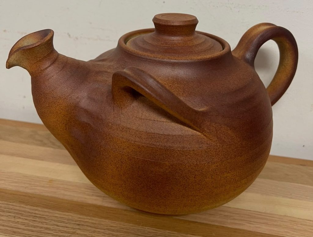 Deense sculpturale theepot, Karlslunde Keramik, jaren '70