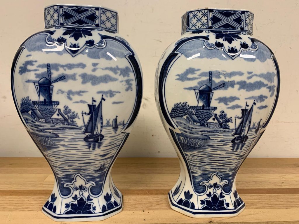 Delfts 501 - Set van 2 Delftsblauwe vazen met molenlandschap