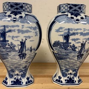 Delfts 501 - Set van 2 Delftsblauwe vazen met molenlandschap